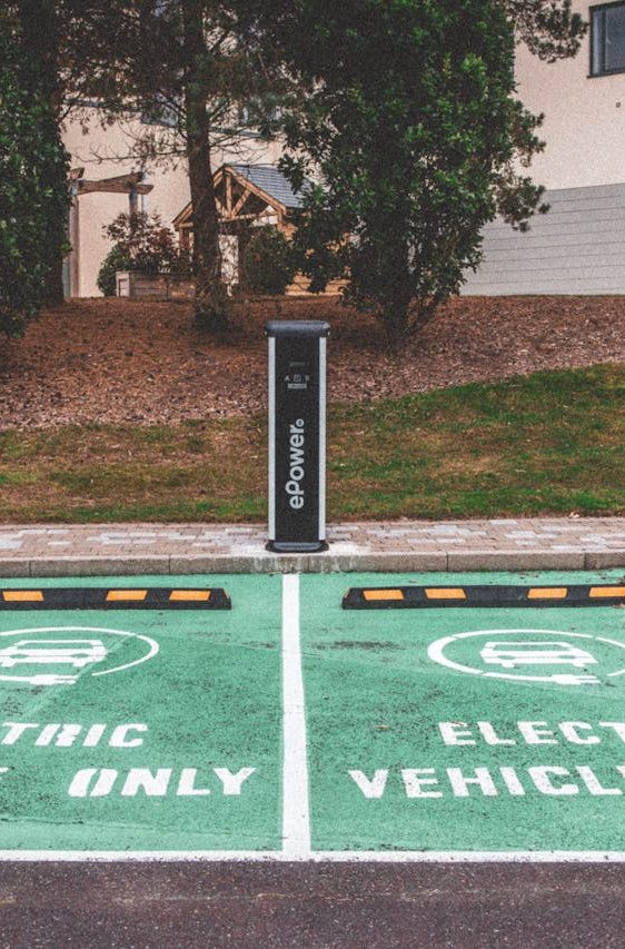 Parkplätze für Elektrofahrzeuge mit Ladestation und Beschilderung "Nur Elektro".